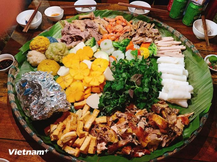 Sắc màu mâm cỗ lá vùng cao Tây Bắc. (Ảnh: Xuân Mai/Vietnam+)