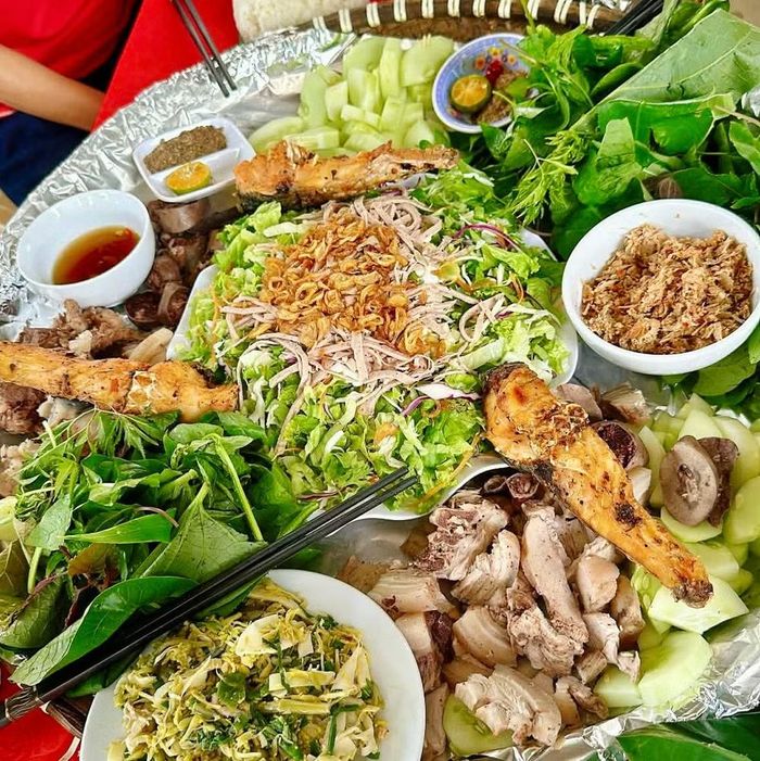 Mâm cơm trong ngày Tết Độc lập của một gia đình dân tộc Thái ở Quế Phong (Nghệ An). (Nguồn: Vietnam+)