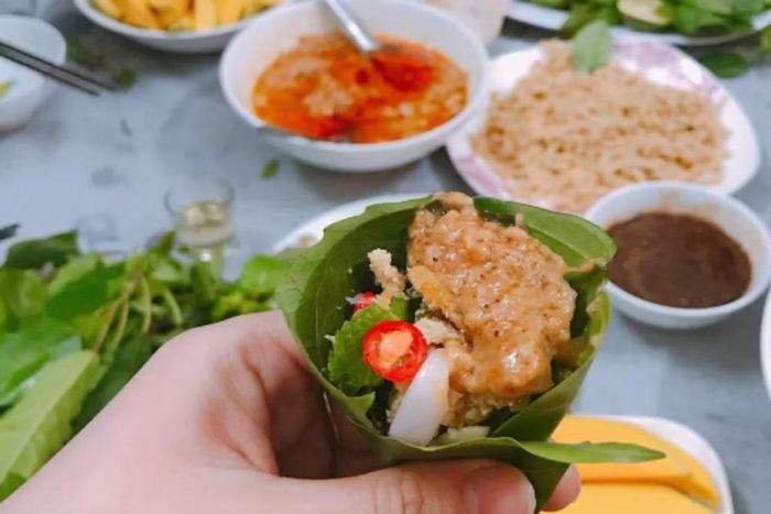 Gỏi nhệch ăn cùng các loại rau và chẻo. (Ảnh: Vietnam+)