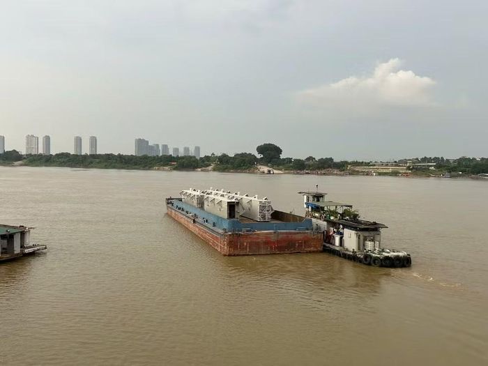Các đốt dầm đầu tiên của cầu Trần Hưng Đạo được lai dắt về công trường bằng đường thủy. (Ảnh: PV/Vietnam+)
