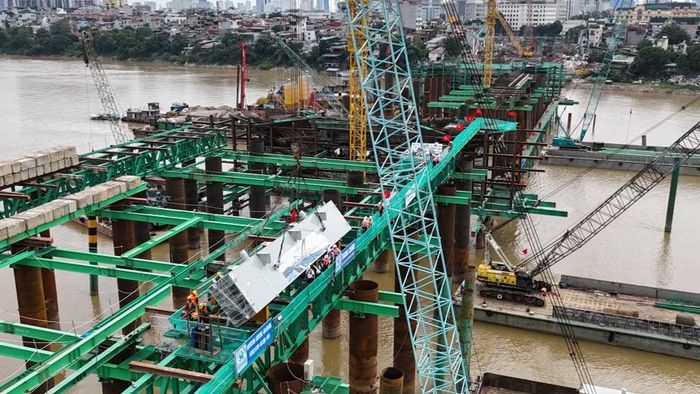 Mỗi nhịp cầu sử dụng 11 đốt dầm dọc chủ, với khối lượng khoảng 20-24 tấn mỗi đốt. (Ảnh: PV/Vietnam+)