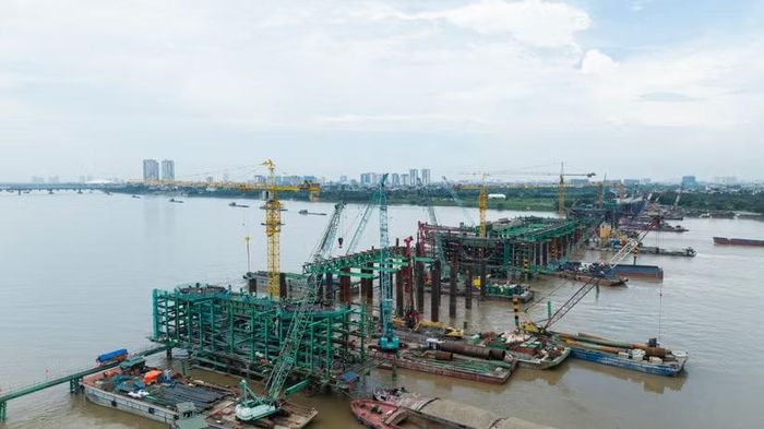 Dự án cầu Trần Hưng Đạo đang được chủ đầu tư và nhà thầu đẩy nhanh tiến độ thi công. (Ảnh: PV/Vietnam+)