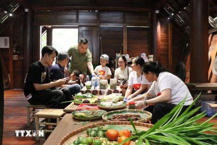 Du khách thưởng thức không gian văn hóa Ê đê tại Bảo tàng Đắk Lắk. (Ảnh: Nguyên Dung/TTXVN)