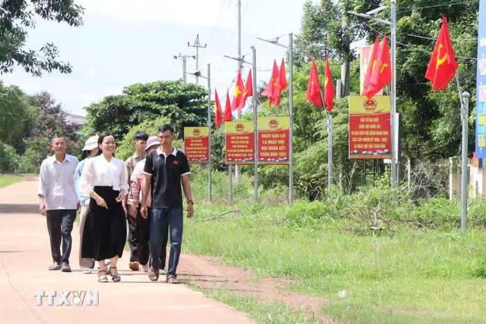 Tuyến đường cờ rực rỡ xã biên giới Ea Bung, tỉnh Đắk Lắk. (Ảnh: Nguyên Dung/TTXVN)