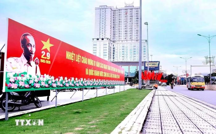 Bảng cổ động rực rỡ sắc màu chào mừng Quốc khánh 2/9 tại Quảng trường Hùng Vương, phường Việt Trì, tỉnh Phú Thọ. (Ảnh: Hoàng Hùng/TTXVN)