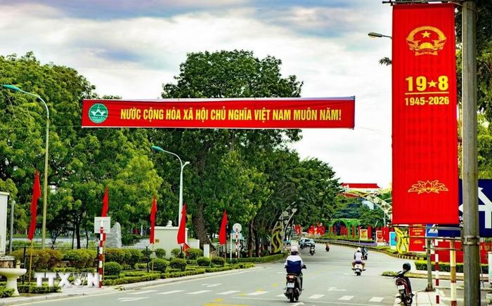 Băng rôn khẩu hiệu được trang trí dọc đường Phạm Văn Đồng, phường Vĩnh Yên, tỉnh Phú Thọ, chào mừng Quốc khánh 2/9. (Ảnh: Hoàng Hùng/TTXVN)