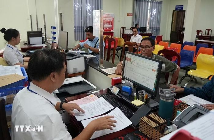 Giải quyết hồ sơ, thủ tục hành chính cho người dân và doanh nghiệp tại Trung tâm hành chính công phường Rạch Giá (An Giang). (Ảnh: Lê Huy Hải/TTXVN)