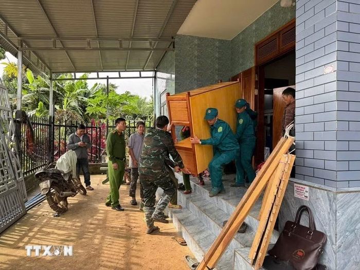 Lực lượng dân quân hỗ trợ di dời tài sản của người dân. (Ảnh: CTV/TTXVN phát)