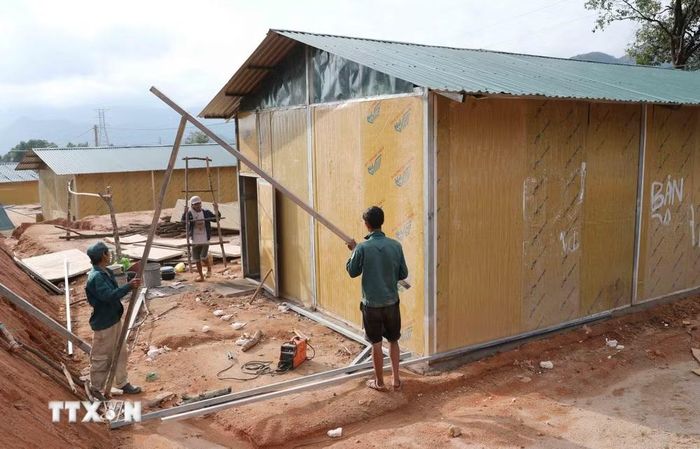 Những ngôi nhà mới của đồng bào dân tộc Mảng dần được hình thành tại nơi ở mới. (Ảnh: Quý Trung/TTXVN)
