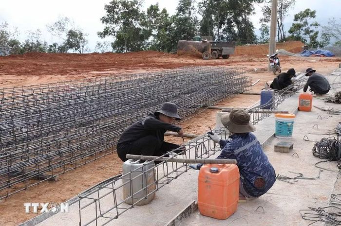 Đơn vị thi công đang gấp rút thi công các hạng mục của khu tái định cư dành cho đồng bào dân tộc Mảng, bản Pa Cheo. (Ảnh: Quý Trung/TTXVN)