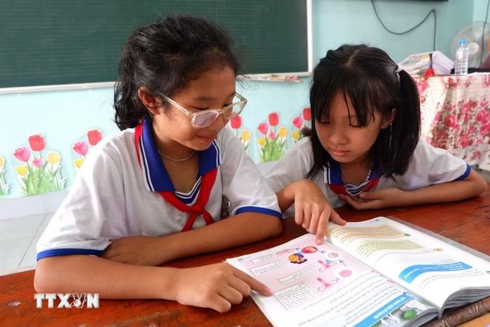 Học sinh xã biên giới Tân Hoà chăm ngoan trong điều kiện còn nhiều khó khăn. (Ảnh: Đức Hạnh/TTXVN)