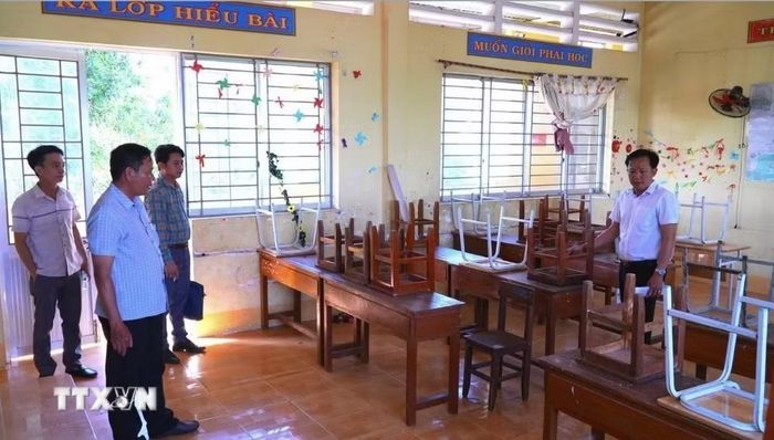 Lãnh đạo xã biên giới Khánh Hưng đi kiểm tra cơ sở vật chất trường lớp trước thềm năm học mới 2026-2027. (Ảnh: TTXVN phát)