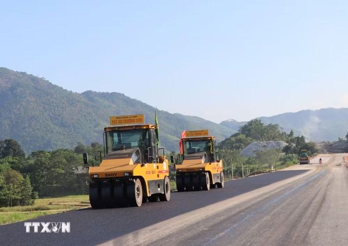 Tranh thủ thời tiết thuận lợi, các nhà thầu đẩy nhanh tiến độ thi công công trình tuyến cao tốc Tuyên Quang-Hà Giang. (Ảnh: Hoàng Hải/TTXVN)