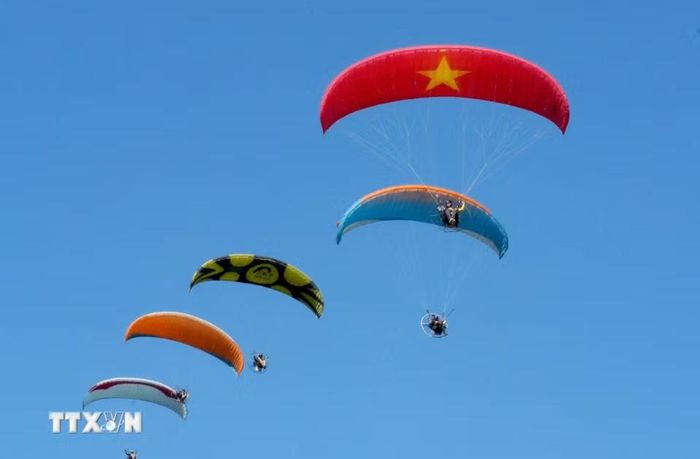 Trình diễn dù lượn có động cơ phục vụ nhân dân và du khách. (Ảnh: Quý Trung/TTXVN)