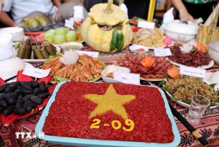 Nhiều mâm ẩm thực được chế biến sắp xếp bắt mắt chào mừng Tết độc lập và Quốc khánh 2/9. (Ảnh: Quý Trung/TTXVN)