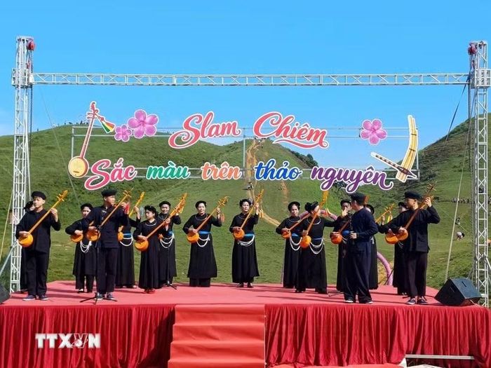 Những điệu múa, lời ca đậm đà bản sắc dân tộc do chính các nghệ nhân và hạt nhân văn nghệ địa phương thể hiện. (Ảnh: TTXVN phát)