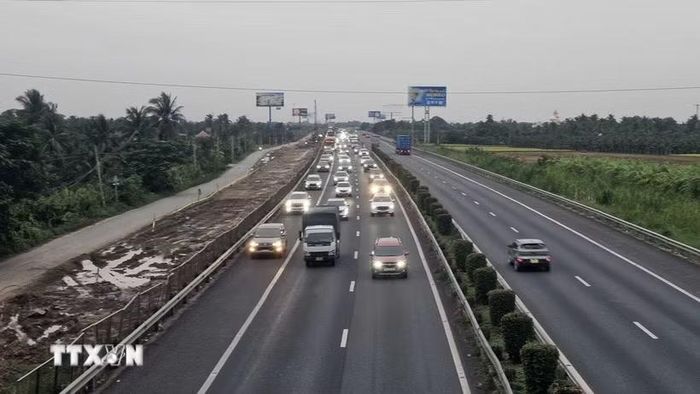 Làn dừng xe khẩn cấp được tạm thời sử dụng để phân luồng phương tiện, giảm áp lực giao thông trên tuyến cao tốc Thành phố Hồ Chí Minh - Trung Lương. (Ảnh: TTXVN phát)