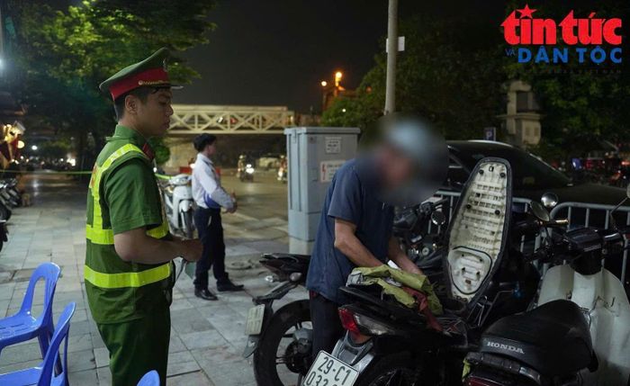 Tổ công tác kiểm tra ông Lò Văn V. (quê Lào Cai) điều khiển xe mô tô biển kiểm soát 29C1-03201.xx, kết quả đo cho thấy người này có nồng độ cồn 0,535 mg/lít khí thở.