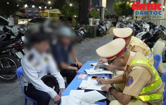 Trong thời gian làm nhiệm vụ, tổ công tác tiếp tục phát hiện nhiều trường hợp điều khiển xe máy vi phạm nồng độ cồn.