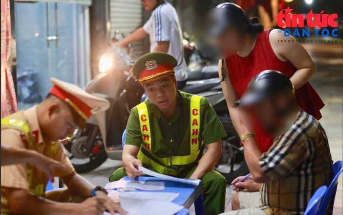 Chỉ trong khoảng 1 giờ, nhiều người điều khiển xe máy bị phát hiện có nồng độ cồn trong khí thở.