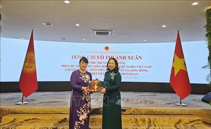 Phó Chủ tịch nước Võ Thị Ánh Xuân tặng quà quê hương cho đại diện doanh nghiệp Việt Nam tại Kyrgystan.