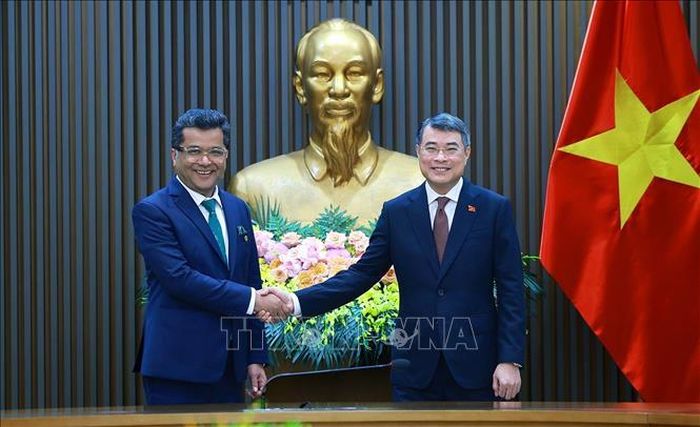 Thủ tướng Lê Minh Hưng tiếp Quốc vụ khanh phụ trách Ngoại giao Cộng hòa Ấn Độ Pabitra Margherita. Ảnh: Dương Giang/TTXVN