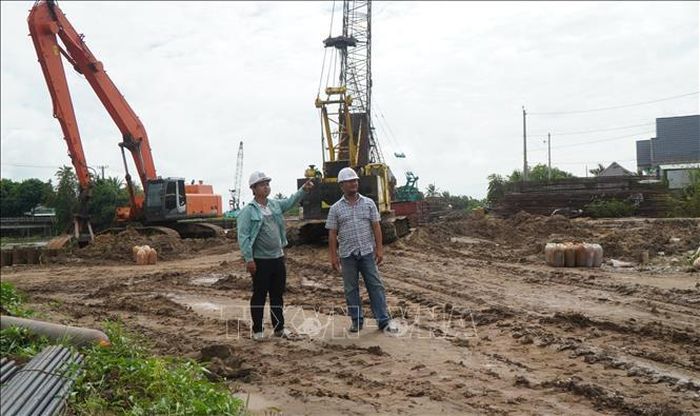 Lãnh đạo Ban điều hành công trình cao tốc Mỹ An - Cao Lãnh đến công trường kiểm tra tình hình thi công, động viên người lao động làm việc trong thời gian nghỉ lễ.