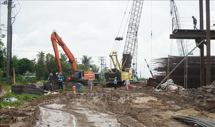 Trong kỳ nghỉ Lễ Quốc khánh nhưng máy móc, thiết bị và người lao động vẫn làm việc trên công trường cao tốc Mỹ An - Cao Lãnh, đoạn qua xã Mỹ Quí, tỉnh Đồng Tháp.