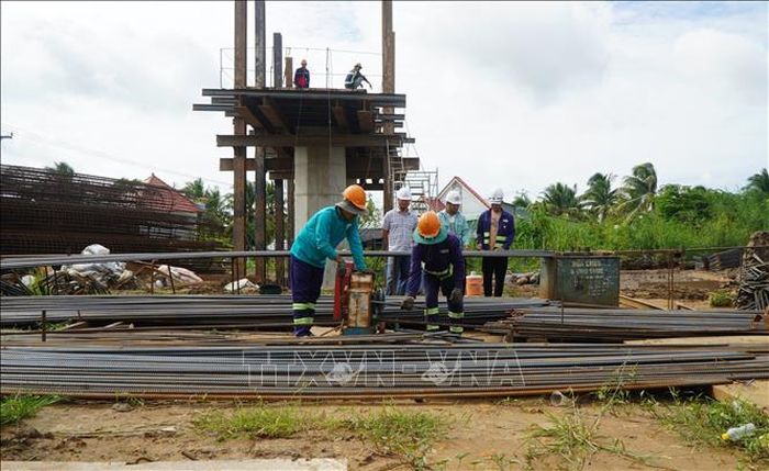 Nhà thầu tổ chức thi công hạng mục cầu thuộc dự án cao tốc Mỹ An - Cao Lãnh.
