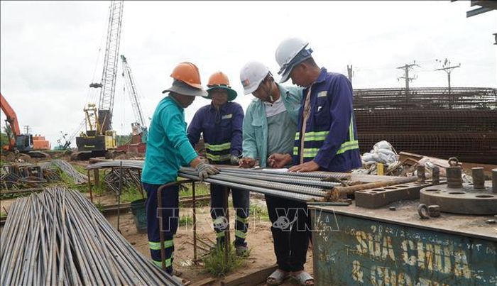 Người lao động làm việc tại công trường cao tốc Mỹ An - Cao Lãnh trong những ngày nghỉ của Lễ Quốc khánh.