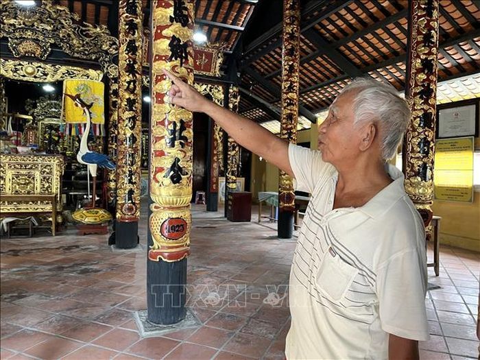 Ông Lê Chí Yên, thành viên Ban quý tế đình Hiệp Ninh kể về những hoa văn, liễn đối, nội thất sơn son thếp vàng được bổ sung qua từng giai đoạn, tạo nên diện mạo uy nghiêm, cổ kính như ngày nay.