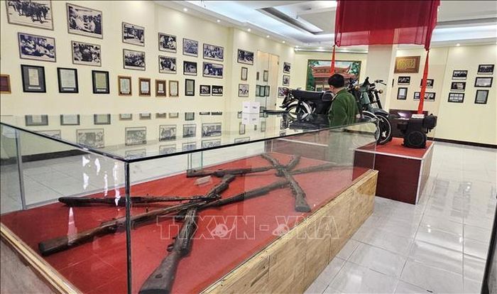 Hiện vật trưng bày tại Trung tâm chỉ huy Chuyên án CM12 tại Khu di tích Hòn Đá Bạc - Cà Mau.
