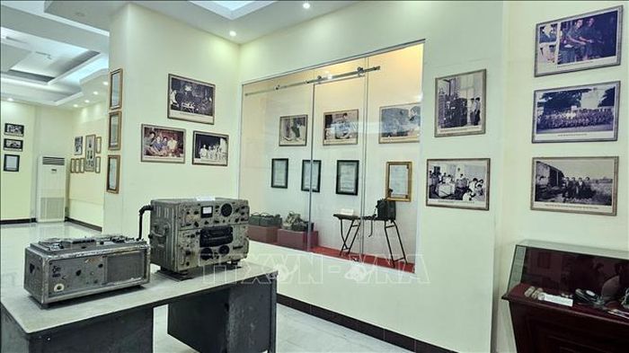 Hiện vật trưng bày tại Trung tâm chỉ huy Chuyên án CM12 tại Khu di tích Hòn Đá Bạc - Cà Mau.