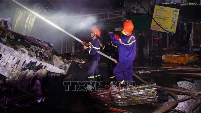 Lực lượng cứu hỏa tham gia chữa cháy. Ảnh: CTV/TTXVN