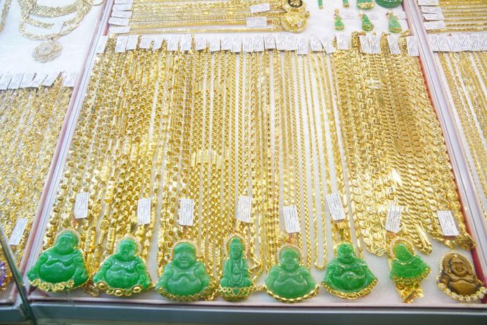 Các mặt hàng vàng trang sức khá phong phú tại các cửa hàng. Ảnh: Nguyễn Hoàng/Báo Tin tức và Dân tộc