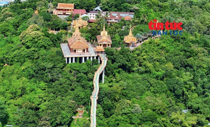Chánh điện chùa Tà Pạ được xây dựng kiên cố trên hệ thống 120 cột bê tông cốt thép, mỗi cột cao từ 5 đến 18 m.