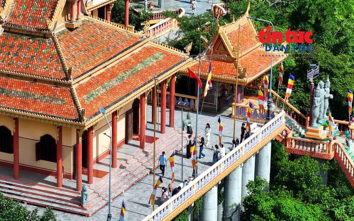 Đông đảo du khách khám phá kiến trúc chùa Tà Pạ.