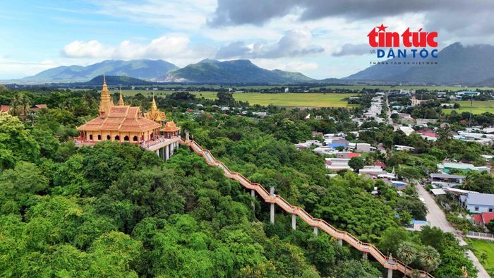 Cầu thang bộ dài khoảng 70m dẫn từ chân núi đến chính điện của chùa.