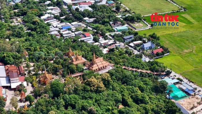 Chùa Tà Pạ được xây dựng trên ngọn núi Tà Pạ ở độ cao 45 m
