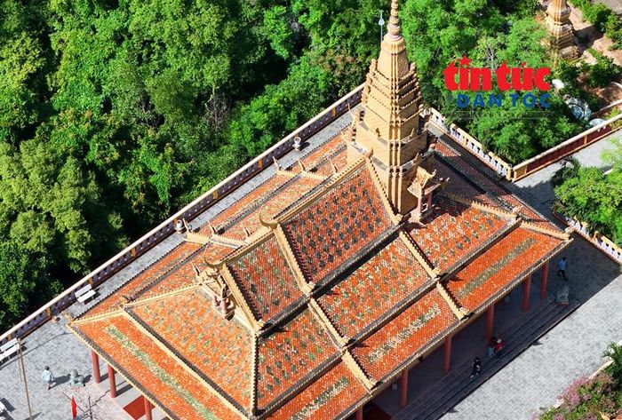 Phần mái lợp ngói có long vân ngư, mũi cong, đỉnh tam giác bao quanh ngọn tháp cao đồ sộ rất ấn tượng.