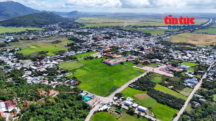 Tọa lạc trên cao, chùa Tà Pạ sở hữu góc nhìn rộng. Từ đây, du khách có thể phóng tầm mắt ngắm nhìn cảnh quan trù phú, hùng vĩ của vùng đất Tri Tôn.