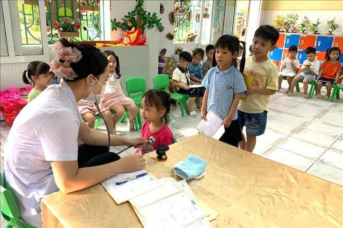 Khám sức khỏe miễn phí cho học sinh trường Mầm non Bắc Kiến Xương (xã Kiến Xương, tỉnh Hưng Yên) trước thềm năm học mới.