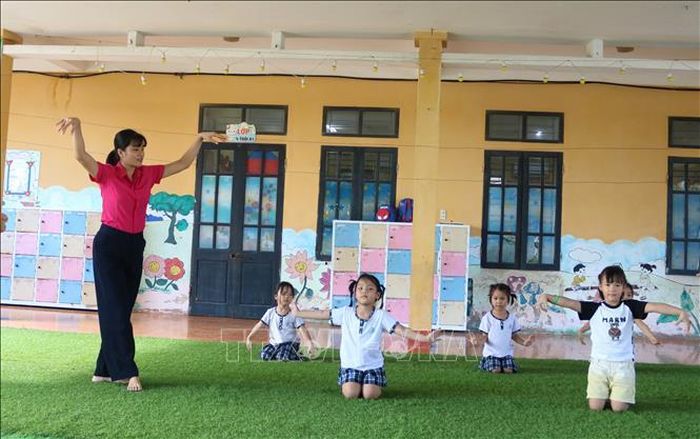 Cô và trò trường Mầm non Kỳ Đồng (xã Diên Hà, tỉnh Hưng Yên) chuẩn bị văn nghệ cho ngày khai giảng năm học mới 2026-2027.