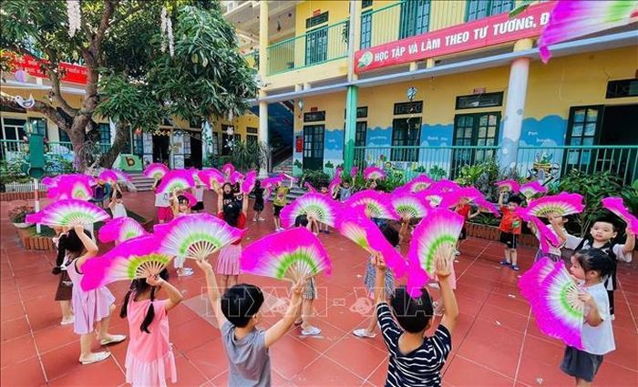 Học sinh trường Mầm non Bắc Kiến Xương (xã Kiến Xương, tỉnh Hưng Yên) chuẩn bị cho ngày khai giảng.