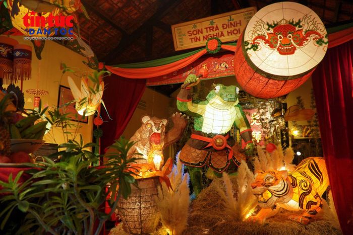 Lồng đèn “Cóc kiện trời” được làm thủ công bằng giấy dó, cao hơn 3 mét tại đình Sơn Trà, đường Nguyễn Phi Khanh, phường Tân Định, TP Hồ Chí Minh.