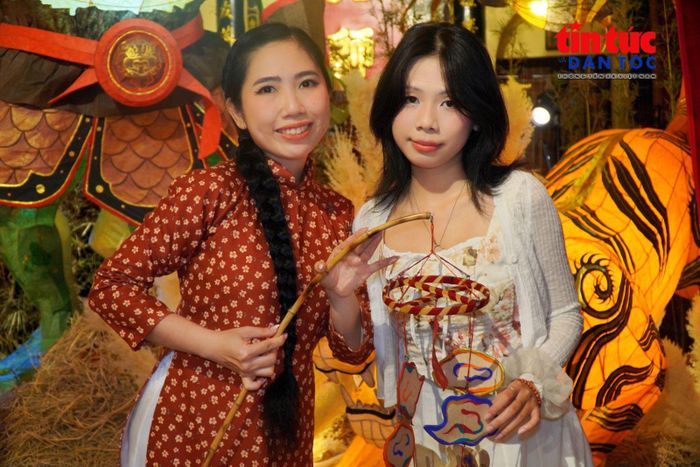 Bạn Đặng Yến Anh (bên trái) tham quan và chụp hình cùng bạn tại không gian trưng bày lồng đèn Trung thu.
