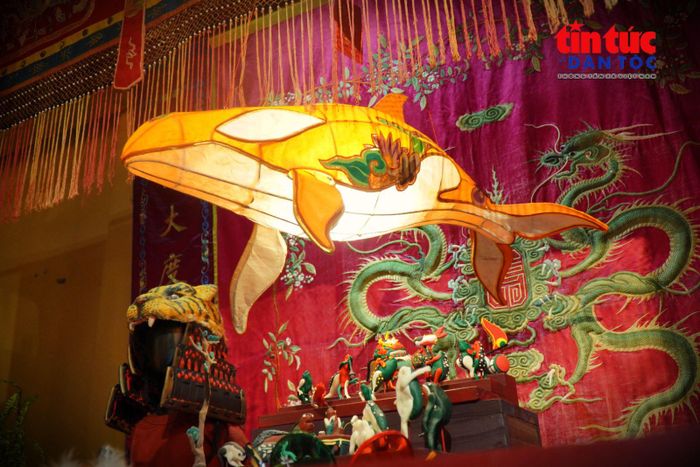 Lồng đèn hình cá ông gợi nhắc phong tục thờ cá ông của cư dân miền Trung và Nam Bộ.