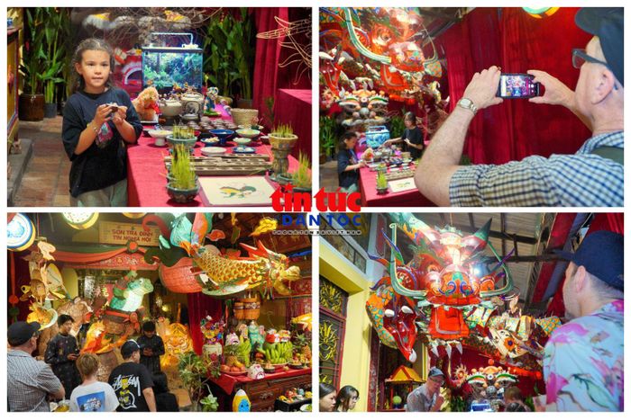 Khách nước ngoài tham quan không gian trưng bày lồng đèn Trung thu tại đình Sơn Trà.