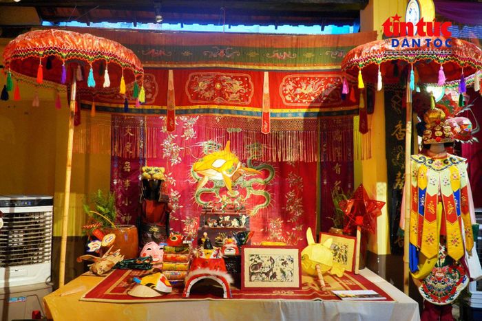 Không gian đình Sơn Trà được trang trí bằng những chiếc lồng đèn mang hình dáng và câu chuyện dân gian.