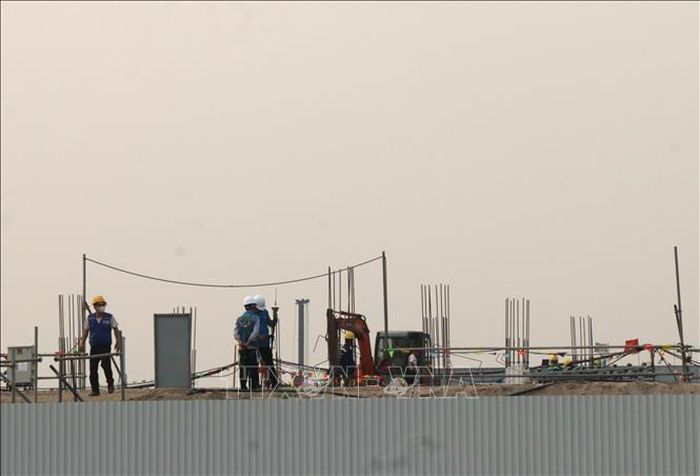 Đơn vị thi công khẩn trương xây dựng các hạng mục Dự án Cảng hàng không quốc tế Gia Bình. Ảnh: Thanh Thương/TTXVN